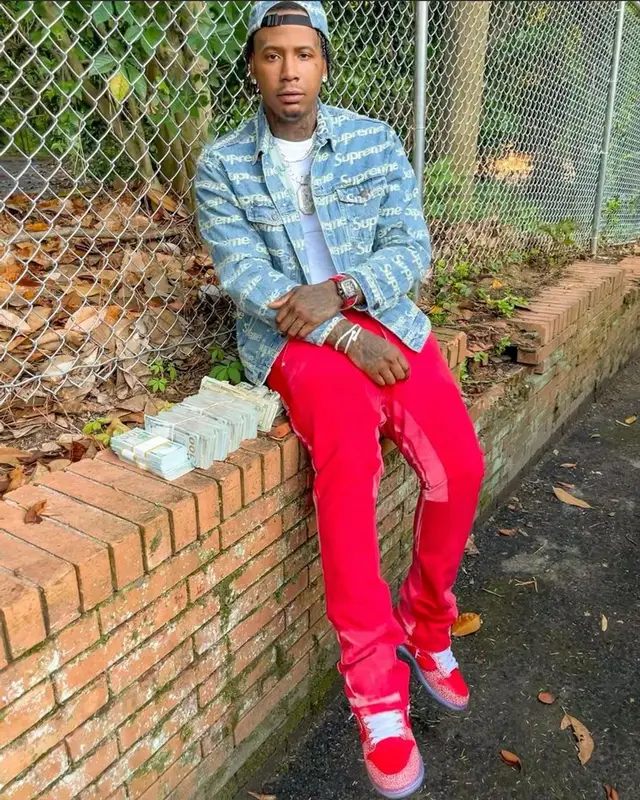 Moneybagg Yo outfit in Nike and Supreme, 2021