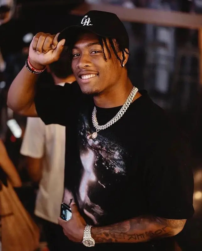 Isaiah Simmons outfit in 1989 Studio, 2021