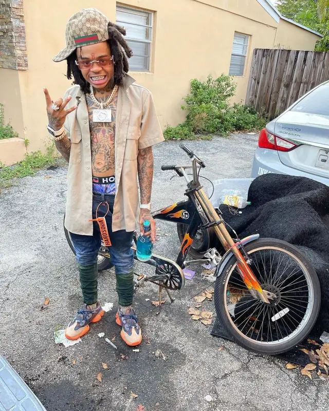 SpotemGottem outfit in Dickies, Cartier, and Gucci, 2021