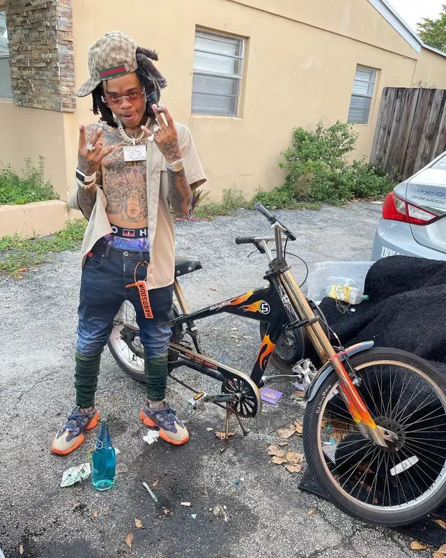 SpotemGottem outfit in Dickies, Cartier, and Gucci, 2021