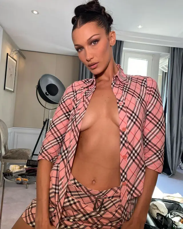 Bella Hadid outfit in Burberry and Gianvito Rossi, 2021