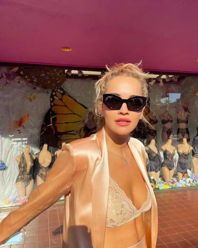 Rita Ora outfit in  Natalie Chapman and Versace, 2021
