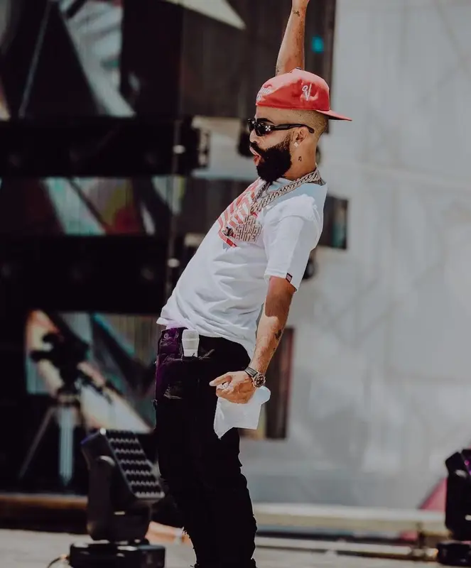 Arcangel outfit in Off-White, 2021