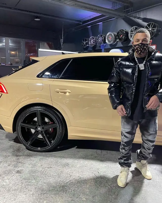 Luciano Loco outfit in Akings, 2021
