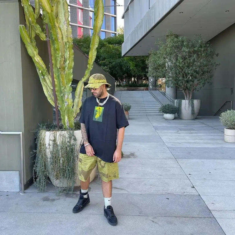 Feid outfit in Vada Jewelry, Supreme, and Nike, 2021