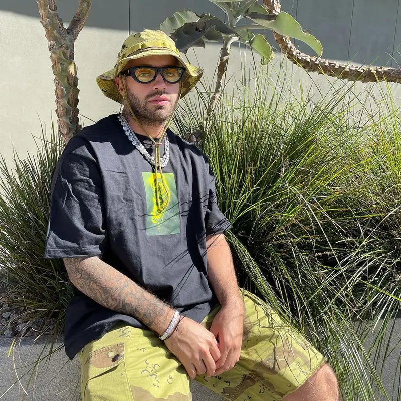 Feid outfit in Vada Jewelry, Supreme, and Nike, 2021