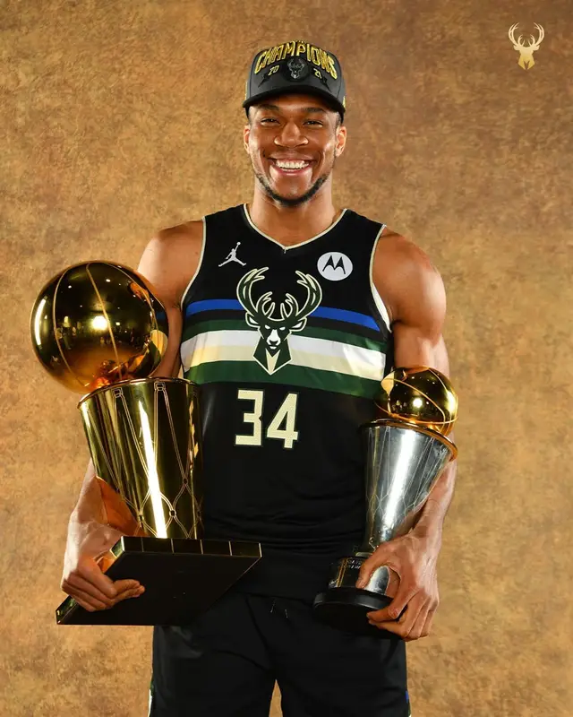 Giannis Antetokounmpo outfit in Jordan and New Era, 2021