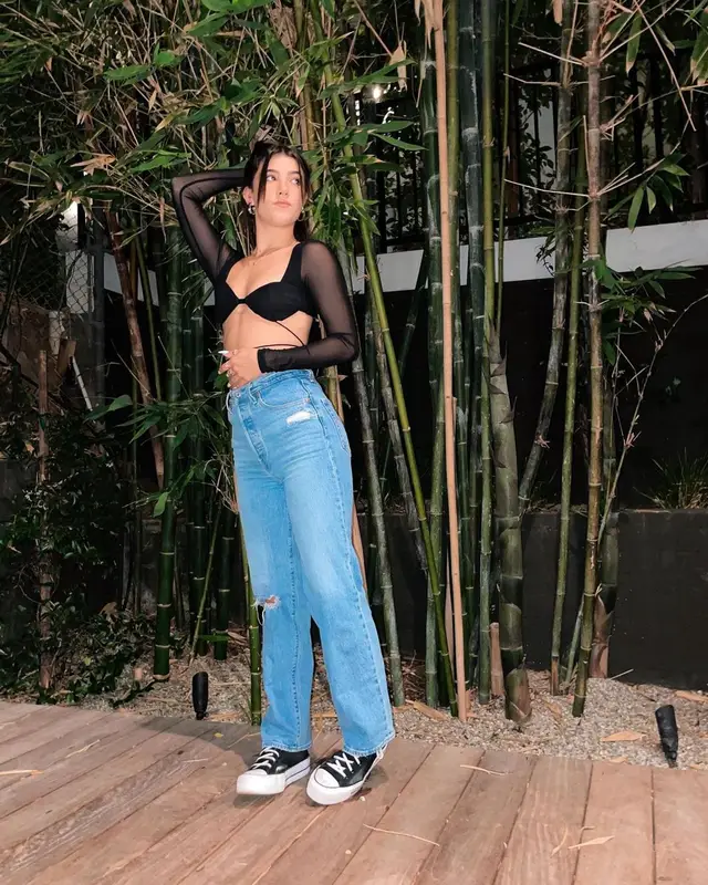 Charli D'Amelio outfit in Levi’s, Converse, and Jennifer Fisher, 2021