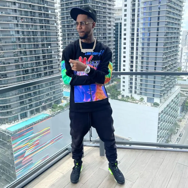 Key Glock outfit in Jordan, Cartier, and New Era, 2021