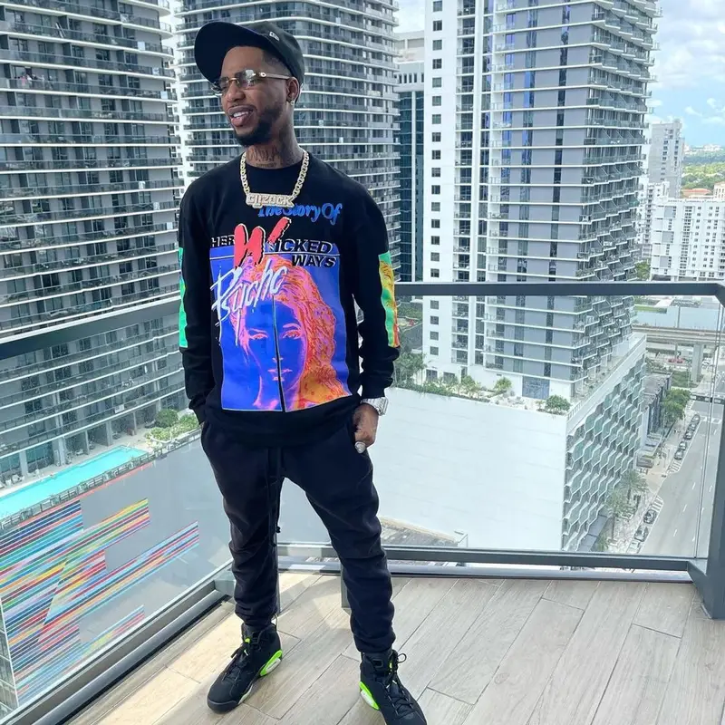 Key Glock outfit in Jordan, Cartier, and New Era, 2021