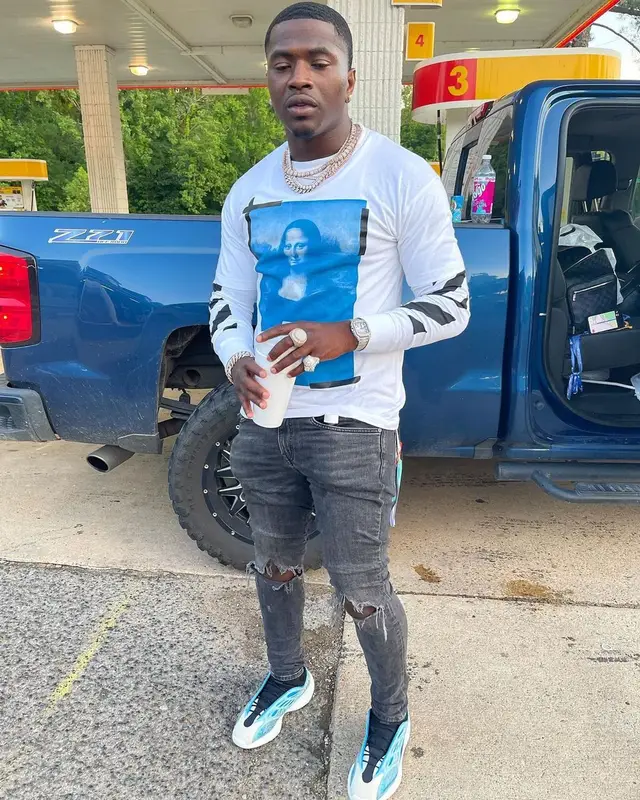 Bankroll Freddie outfit in Off-White and Yeezy, 2021