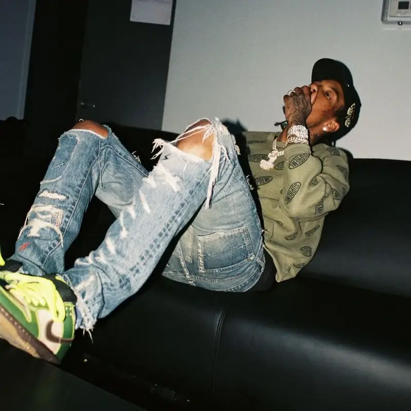KSupreme outfit in Nike and Gucci, 2021