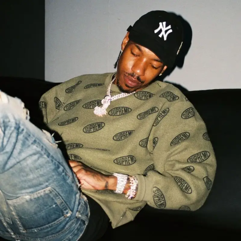 KSupreme outfit in Nike and Gucci, 2021