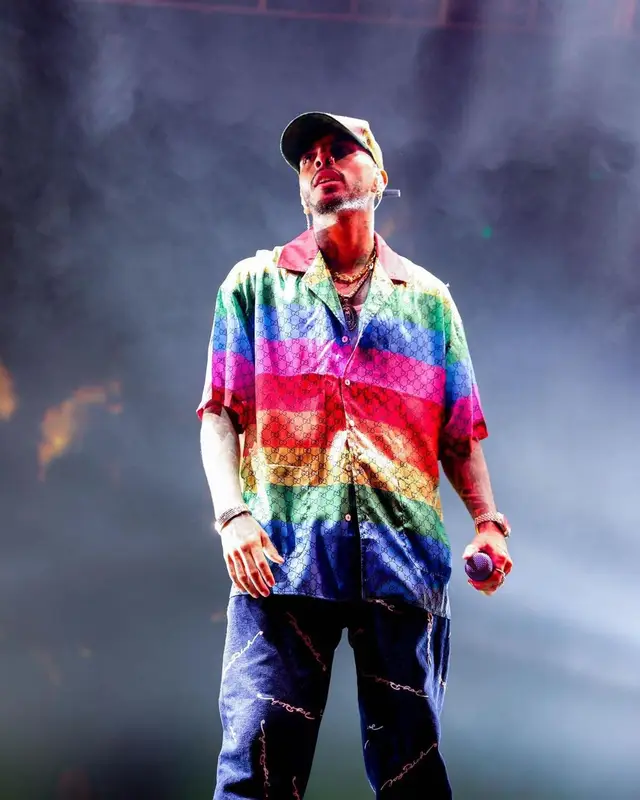 Rauw Alejandro outfit in Nike, Versace, and Gucci, 2021