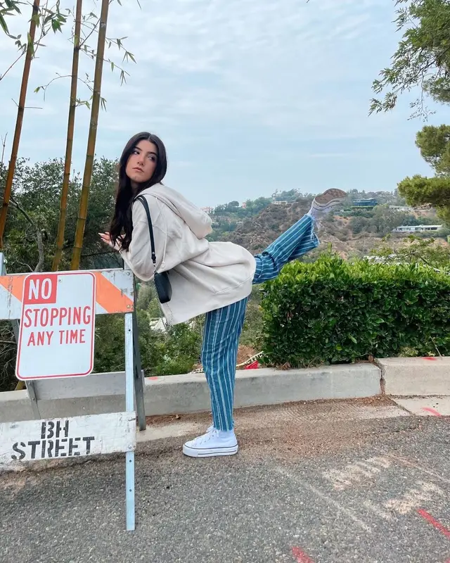 Charli D'Amelio outfit in Vida Moulin, Tiffany&Co, and Elsa Peretti Merch, 2021