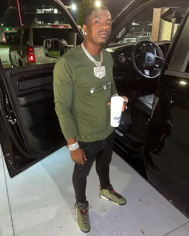 Bankroll Freddie outfit in Off-White, Jordan, and Travis Scott Merch, 2021