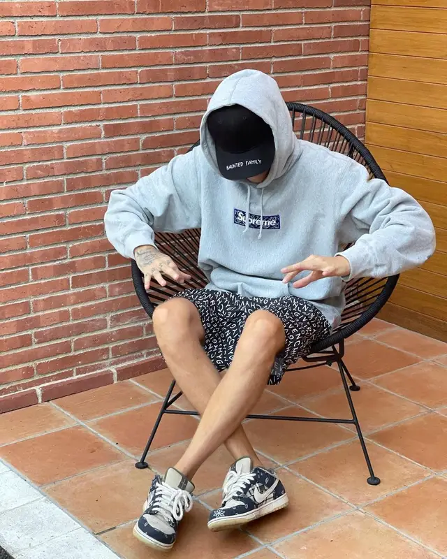 Kizaru outfit in Supreme, Nike, and Givenchy, 2021