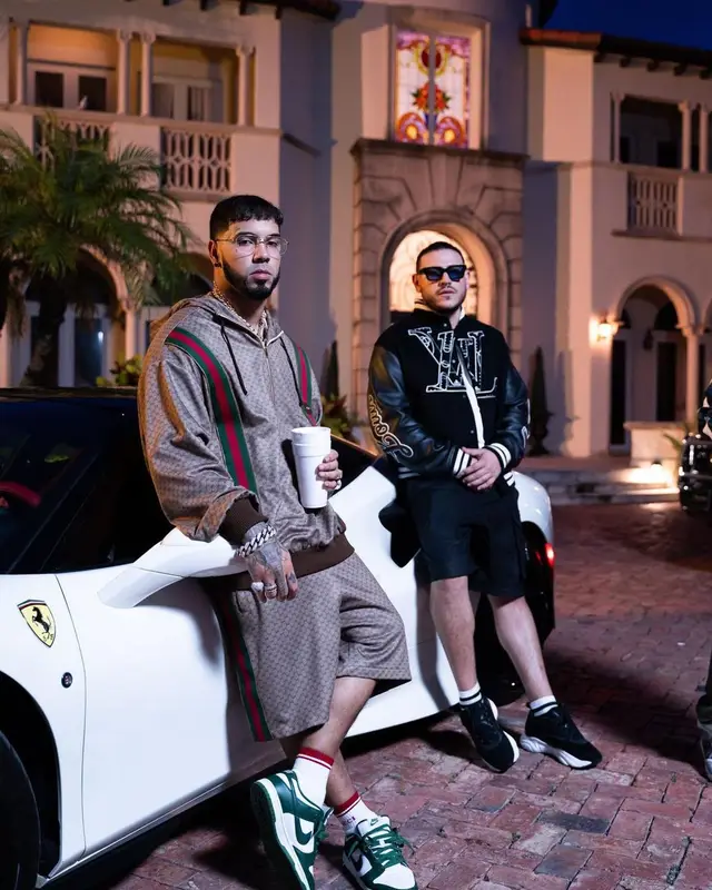 Anuel AA outfit in Nike and Gucci, 2021