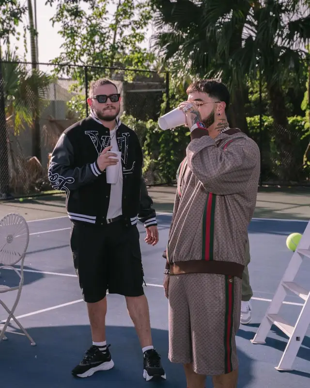Anuel AA outfit in Nike and Gucci, 2021