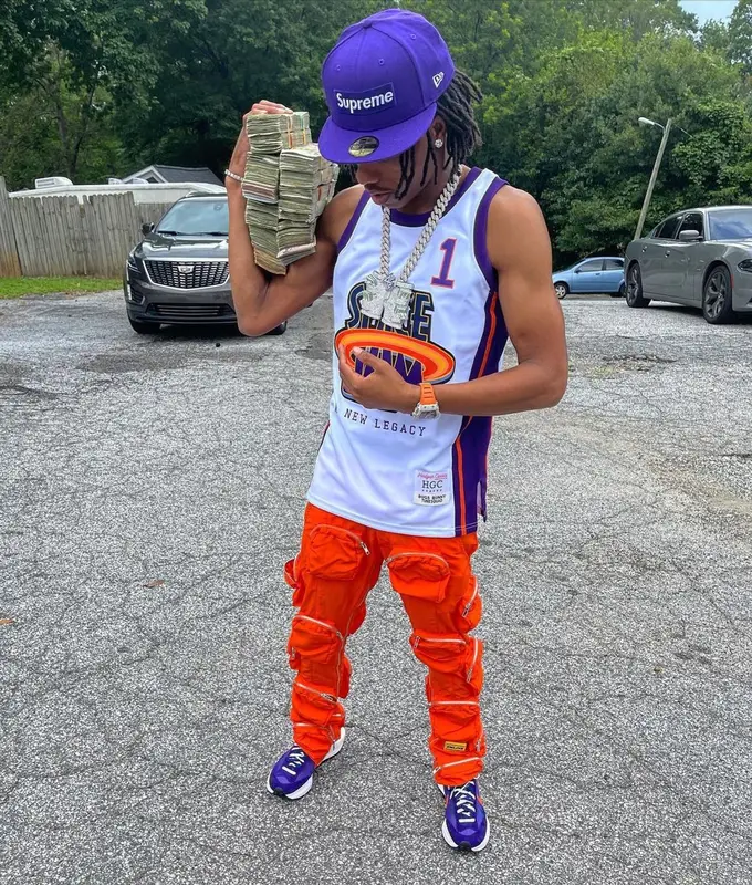 Lil Baby outfit in Space Jam, Supreme, and New Era, 2021