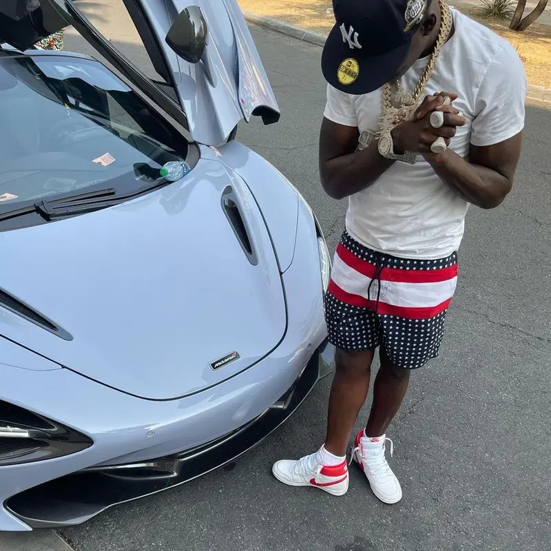 Bobby Shmurda outfit in Hanes, New Era, and Macys, 2021
