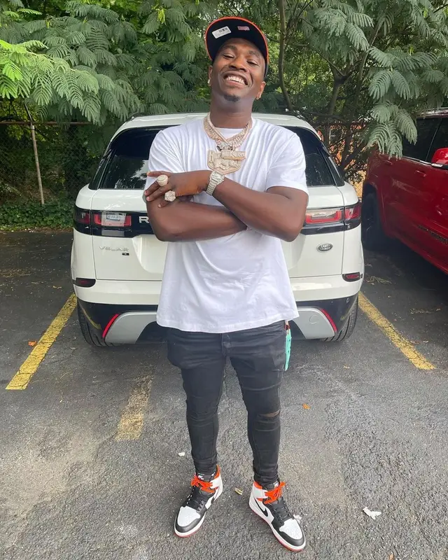 Bankroll Freddie outfit in Off-White, Nike, and New Era, 2021