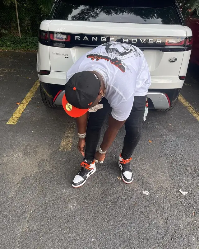 Bankroll Freddie outfit in Off-White, Nike, and New Era, 2021
