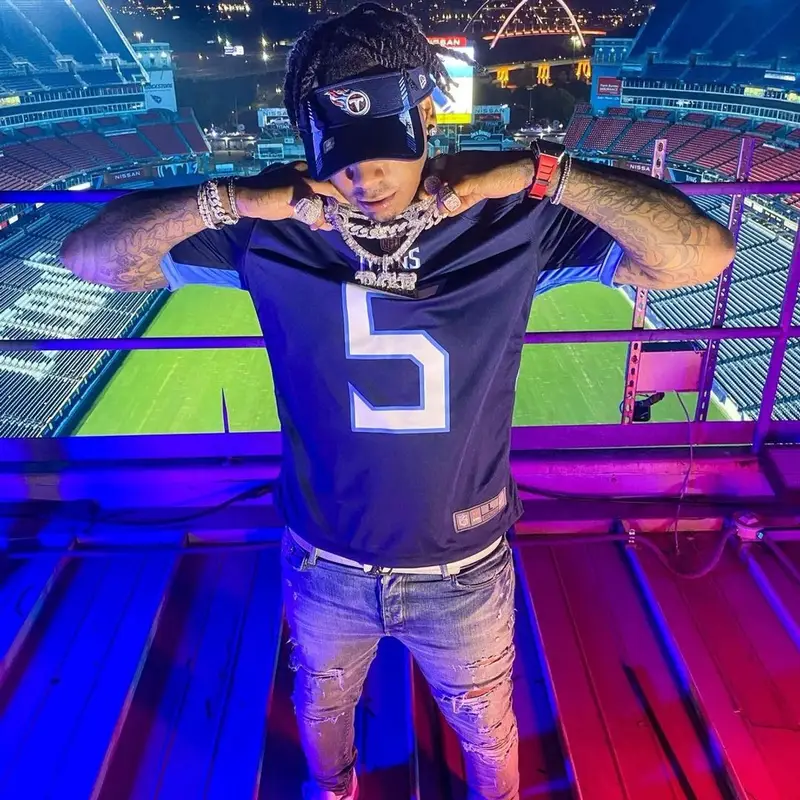 Moneybagg Yo outfit in Nike, New Era, and NFL, 2021