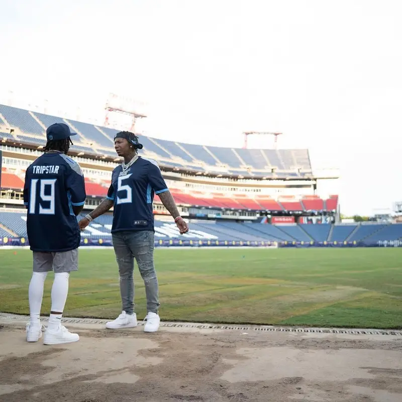 Moneybagg Yo outfit in Nike, New Era, and NFL, 2021