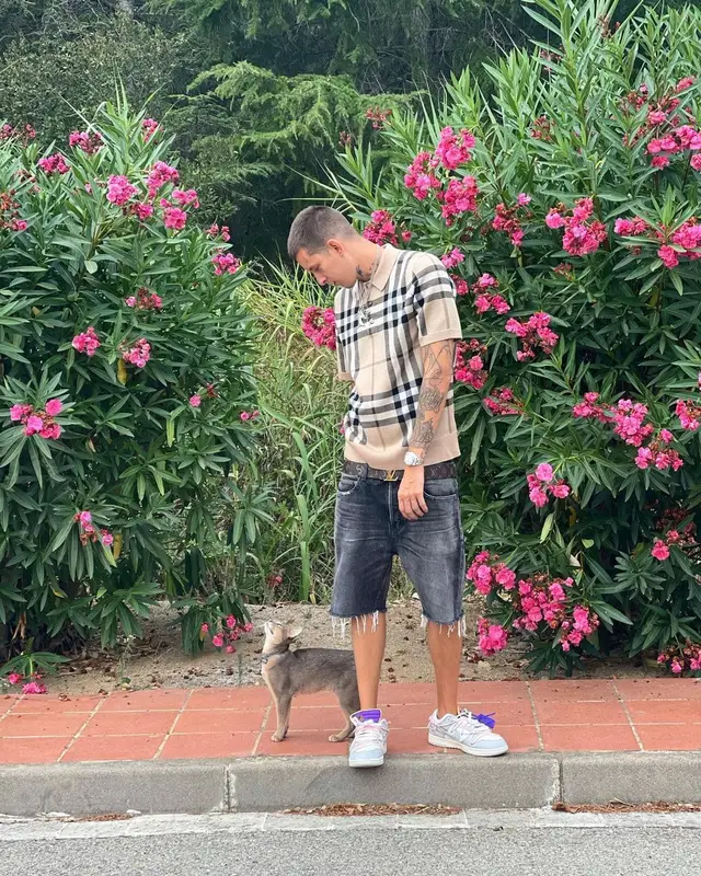 Kizaru outfit in Burberry, Supreme, and Louis Vuitton, 2021