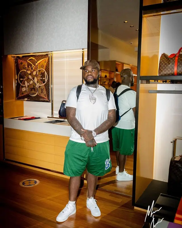 Fat Boy outfit in Travis Scott Merch and Nike, 2021