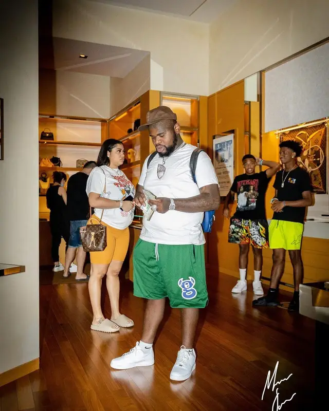 Fat Boy outfit in Travis Scott Merch and Nike, 2021