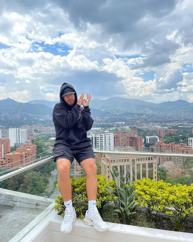 Feid outfit in Feid Merch, Supreme, and Nike, 2021