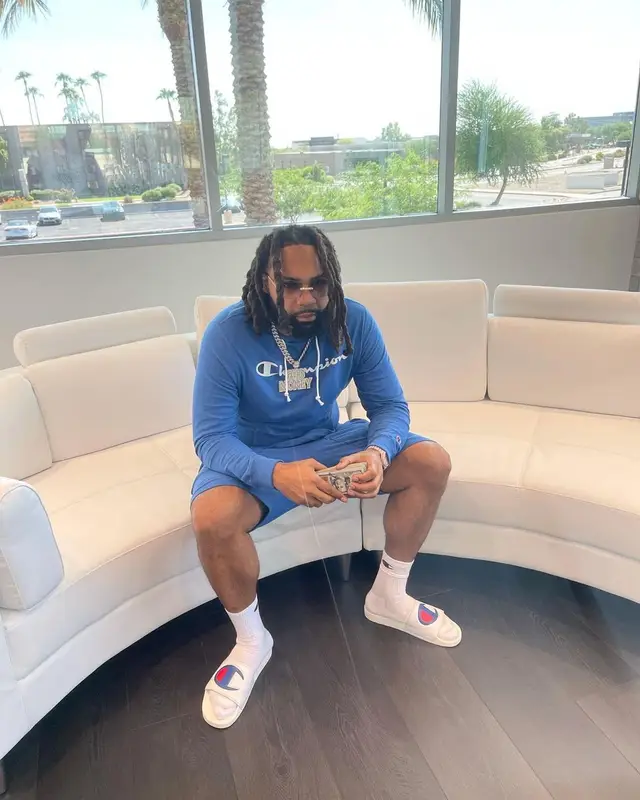 Money Man outfit in Champion, 2021