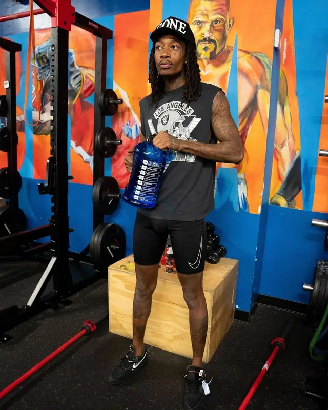 Wiz Khalifa outfit in Los Angeles Raiders, Nike, and Fresh I Am, 2021
