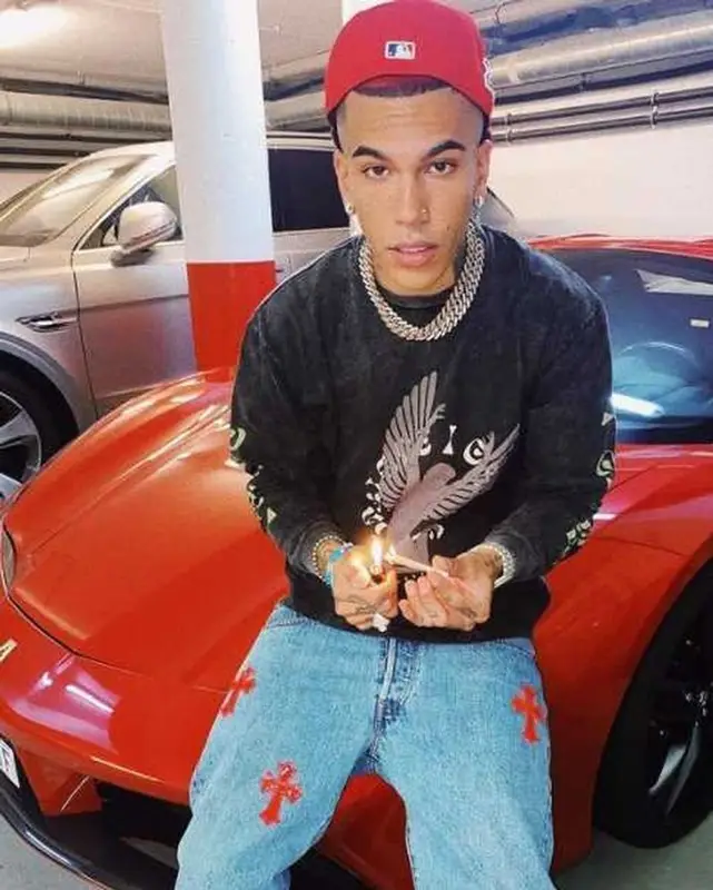 Sfera Ebbasta outfit in Paura, 2021