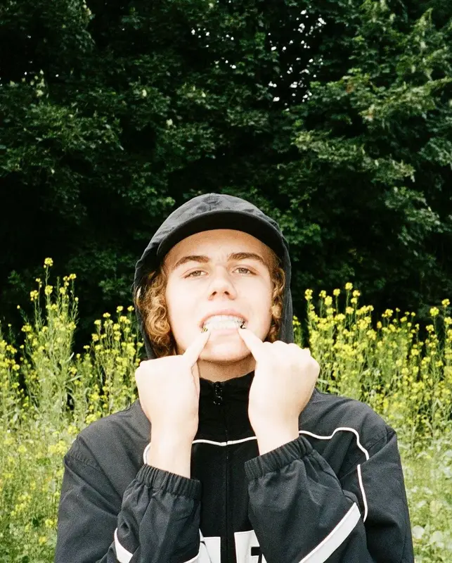 The Kid Laroi outfit in Supreme and Nike, 2021
