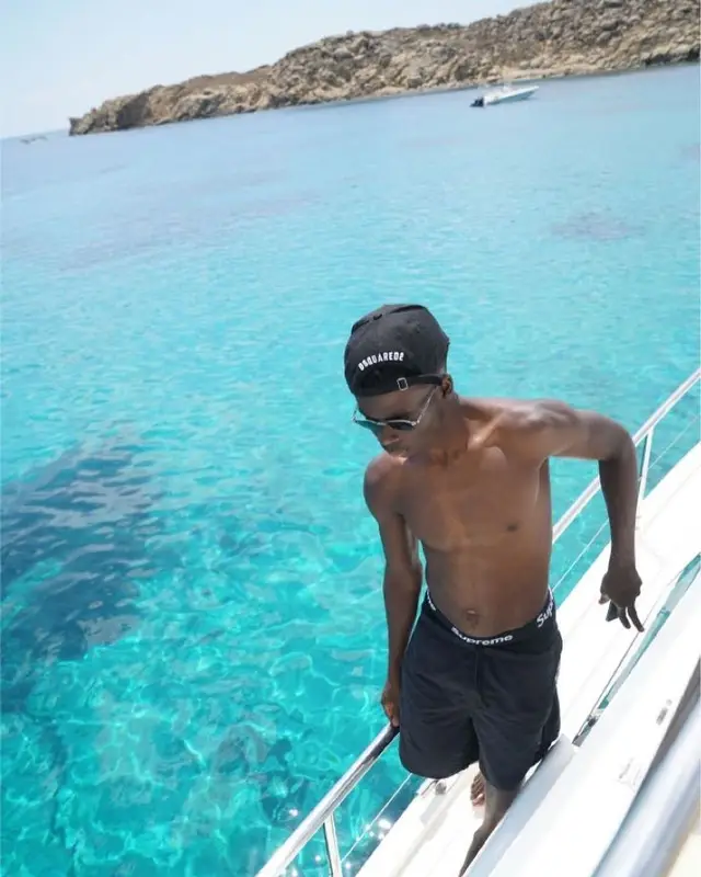 Bukayo Saka outfit in Dsquared2, Supreme, and Hanes, 2020