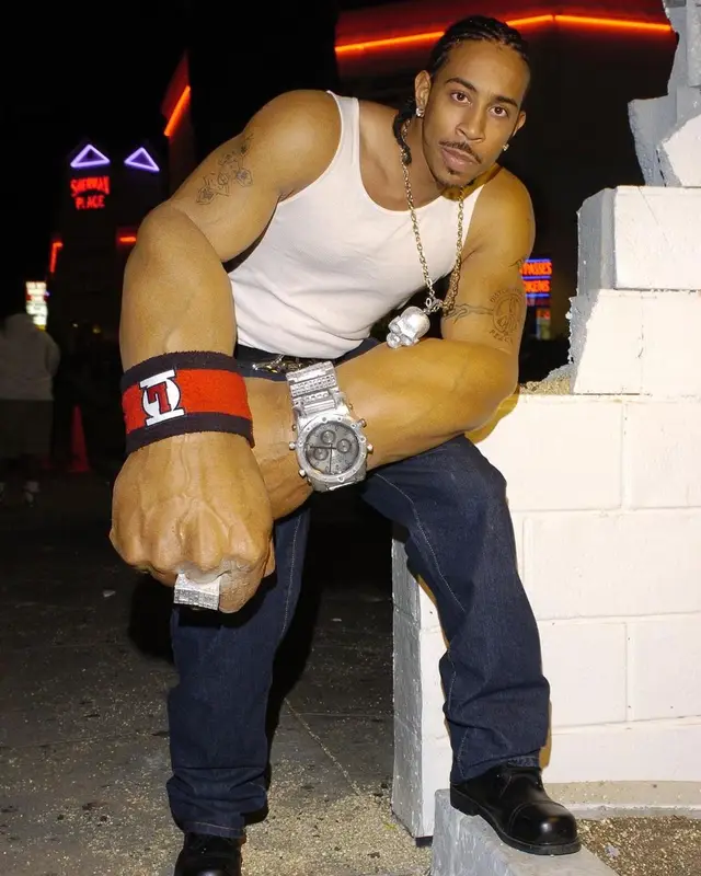 Ludacris outfit in Hanes, Levi’s, and Rothco, 2004