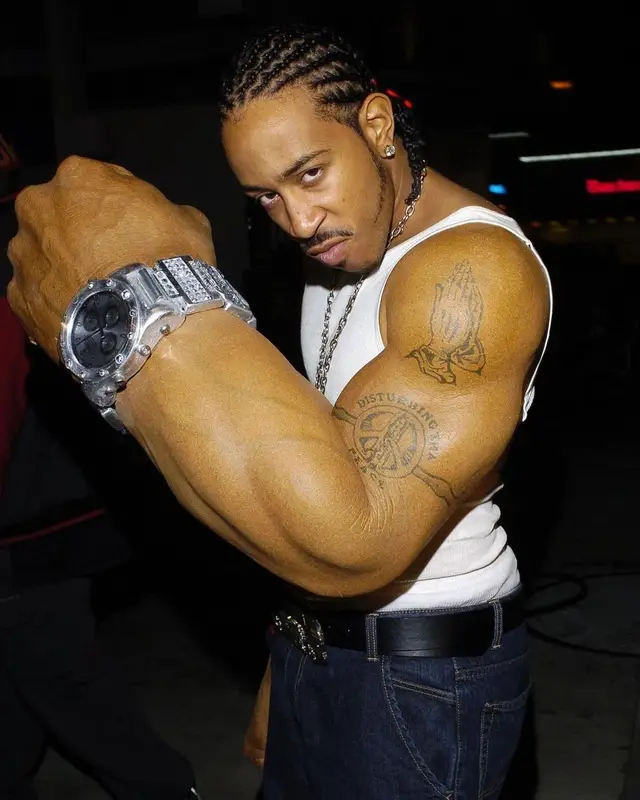 Ludacris outfit in Hanes, Levi’s, and Rothco, 2004