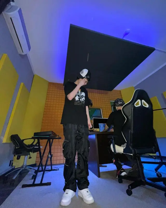 Yungway outfit in Empty Mirror, 2021