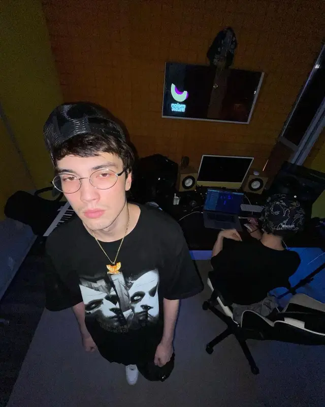 Yungway outfit in Empty Mirror, 2021