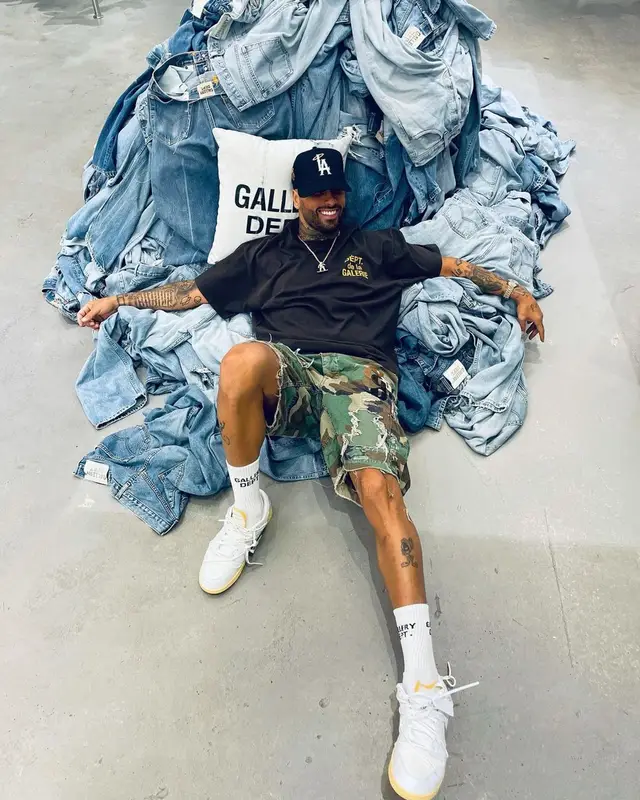 Nicky Jam outfit in Gallery Dept., Nike, and Off-White, 2021