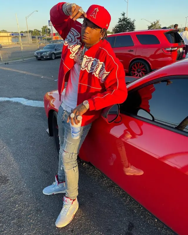 Moneybagg Yo outfit in Supreme, Louis Vuitton, and New Era, 2021