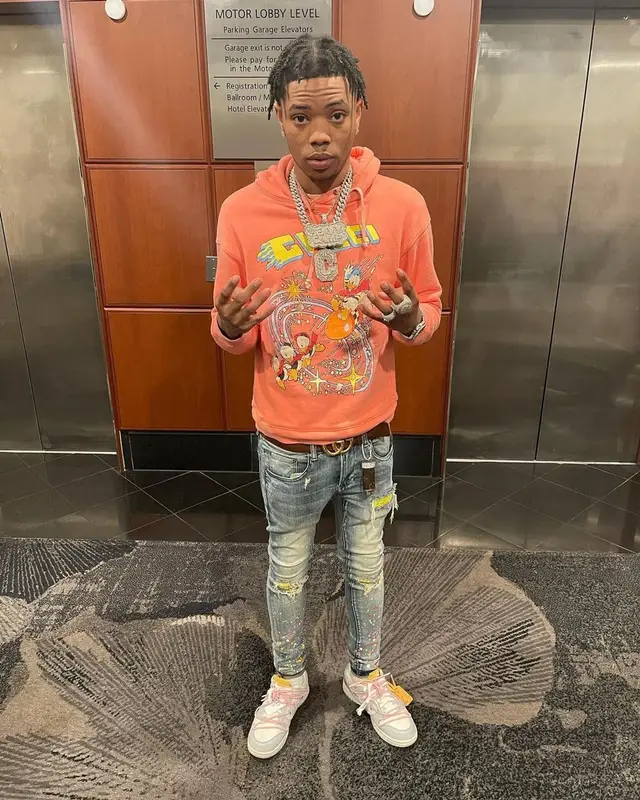 Lil Migo outfit in Tulones, Nike, and Gucci, 2021