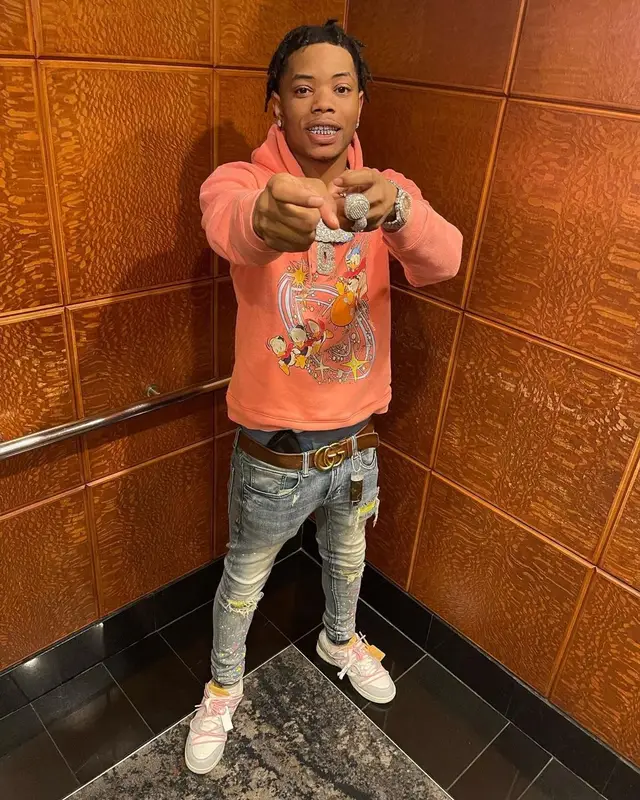 Lil Migo outfit in Tulones, Nike, and Gucci, 2021