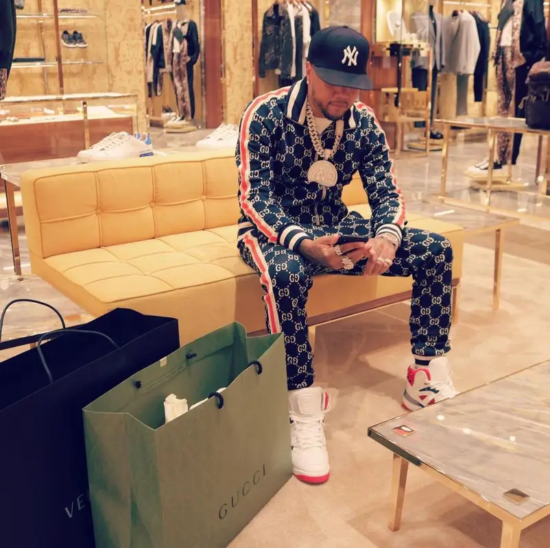 Mazi Vs outfit in Gucci and New Era, 2021