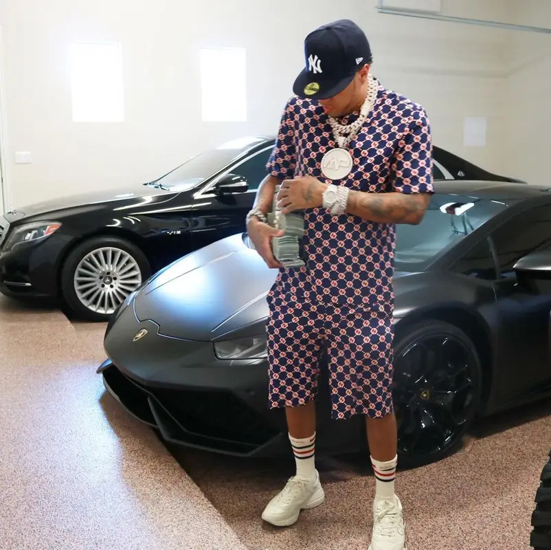Mazi Vs outfit in Gucci and New Era, 2021