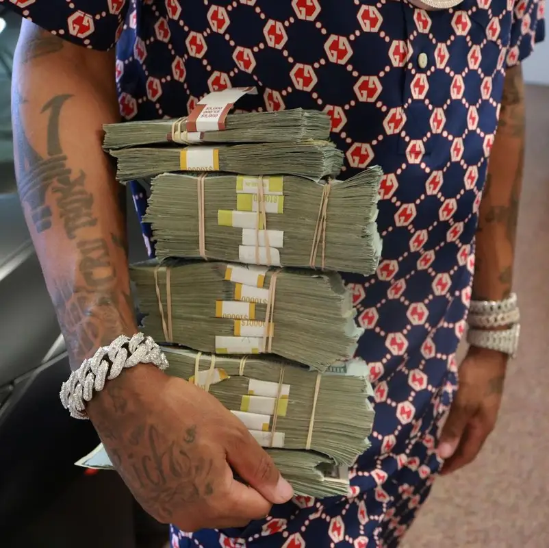 Mazi Vs outfit in Gucci and New Era, 2021