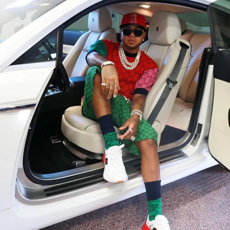 Mazi Vs outfit in Gucci and New Era, 2021